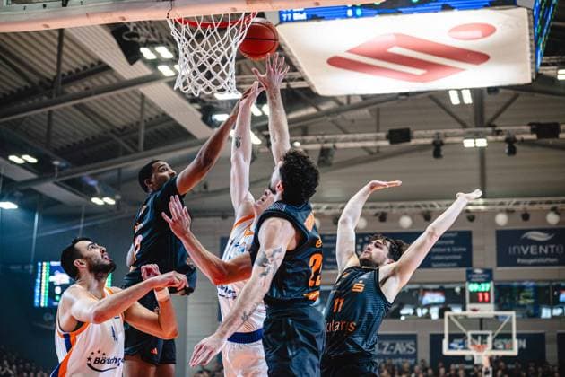 easycredit BBL Basketball Bundesliga 2026–2027, Matchday 4: Science City Jena vs. NINERS Chemnitz on October 4, 2026; Christian Skladanowski of Jena battles for the ball against three defenders, layup at Sparkassen Arena