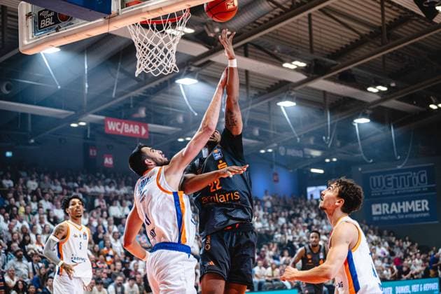 easycredit BBL Basketball Bundesliga 2026–2027, Matchday 4: Science City Jena vs. NINERS Chemnitz on October 4, 2026—Nighael Ceaser of Chemnitz makes a layup against Alexander Herrera at the Jena Sparkassen Arena