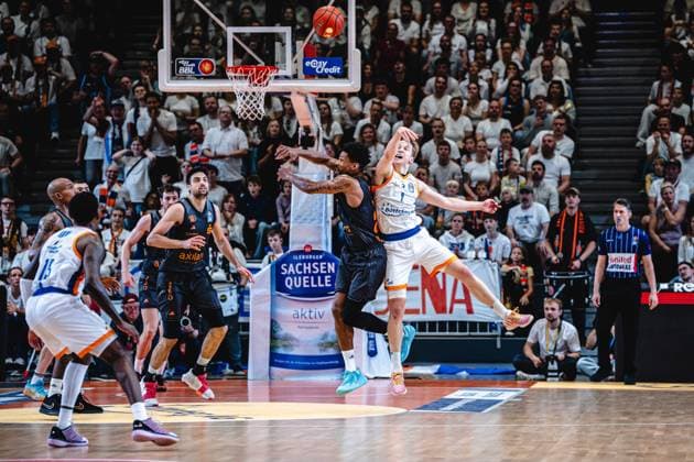 easycredit BBL Basketball Bundesliga 2026–2027, Matchday 4: Science City Jena vs. NINERS Chemnitz on October 4, 2026. A battle for the ball in the air: from left, Urald King (Chemnitz) against Raphael Falkenthal (Jena) at Sparkassen Arena