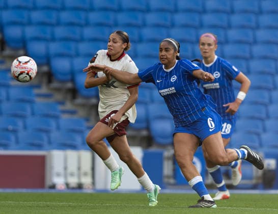 Brighton and Hove Albion Women v Charlton Athletic Women Barclays Women s Super League Gabby George of Brighton and Hove Albion Women battles for the ball with Lorena Azzaro of Charlton Athletic Women during the Barclays Women s Super League match at the American Express Stadium, Brighton and Hove 04 10 2026 UK Newspapers OUT Copyright: xBenxPetersx FIL-24015-0135