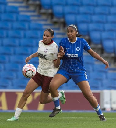 Brighton and Hove Albion Women v Charlton Athletic Women Barclays Women s Super League Gabby George of Brighton and Hove Albion Women battles for the ball with Lorena Azzaro of Charlton Athletic Women during the Barclays Women s Super League match at the American Express Stadium, Brighton and Hove 04 10 2026 UK Newspapers OUT Copyright: xBenxPetersx FIL-24015-0136