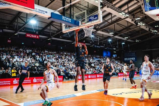 easycredit BBL Basketball Bundesliga 2026–2027, Matchday 4: Science City Jena vs. NINERS Chemnitz on October 4, 2026. Nighael Ceaser of Chemnitz makes an uncontested layup past Isaiah Moses of Jena at the Sparkassen Arena.