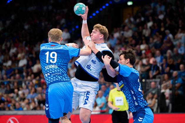 Stuttgart HBL 26 27 TVB Stuttgart TBV Lemgo (from left) in a one-on-one battle: Linus Schmid (Stuttgart), Lukas Hutecek (TBV Lemgo), Philipp Meyer (Stuttgart Bittenfeld) Porsche Arena, Baden-Württemberg, Germany