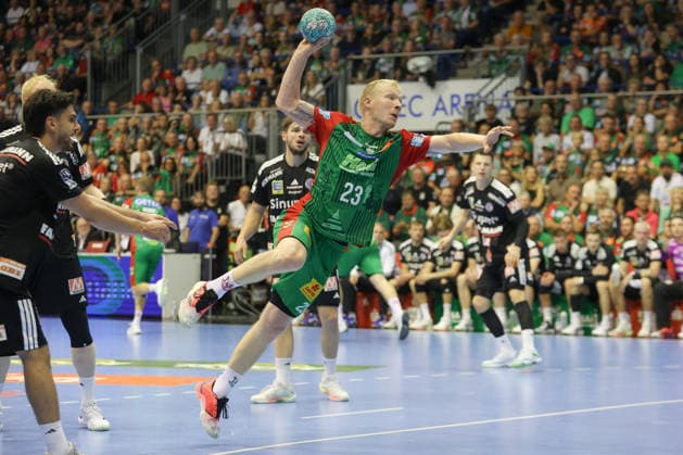 October 4, 2026, xtgx, Opel HBL Handball, SC Magdeburg vs. HC Erlangen emspor, from left: Magnus Saugstrup (Magdeburg), 23, takes a shot, goal scorer, scores a goal, Magdeburg