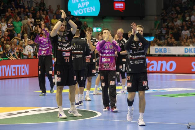 October 4, 2026, xtgx, Opel HBL Handball, SC Magdeburg vs. HC Erlangen emspor, from left: Erlangen looks disappointed, looks dejected, looks downcast; Magdeburg looks disappointed