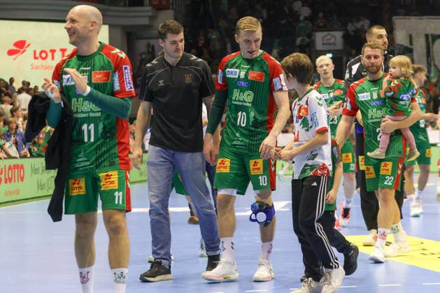October 4, 2026, xtgx, Opel HBL handball, SC Magdeburg vs. HC Erlangen emspor, from left: Elvar Orn Jonsson (Magdeburg), 19, Gisli Thorgeir Kristjansson (Magdeburg), 10, ice pack on the knee, injured, injury (Magdeburg)