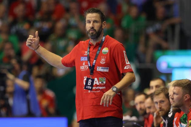 October 4, 2026, xtgx, Opel HBL Handball, SC Magdeburg vs. HC Erlangen on emspor, from left: Bennet Wiegert (Magdeburg); the coach gives instructions, gesturing with his arms, in a red polo shirt, after having worn his usual black one in the first half (Magdeburg)