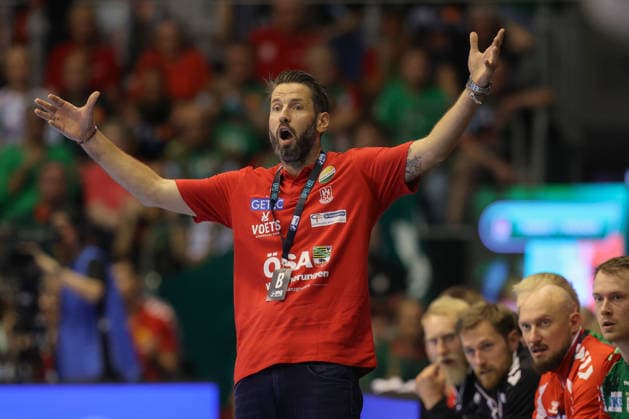 October 4, 2026, xtgx, Opel HBL Handball, SC Magdeburg vs. HC Erlangen on emspor, from left: Bennet Wiegert (Magdeburg); the coach gives instructions, gesturing with his arms, in a red polo shirt, after having worn his usual black one in the first half (Magdeburg)
