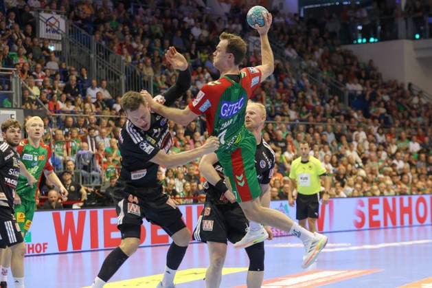 October 4, 2026, xtgx, Opel HBL handball, SC Magdeburg vs. HC Erlangen emspor, from left: Christopher Steinert (Erlangen), 44, Felix Claar (Magdeburg), 7, duel, battle, tackle, scores a goal, goal scorer, scores the goal, Magdeburg