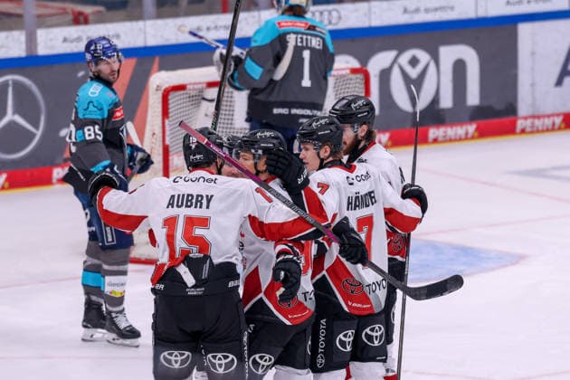 Ingolstadt, Germany, October 4, 2026 PENNY DEL 2026–2027, Game 6: ERC Ingolstadt vs. Kölner Haie. Pictured in the crowd: goal scorer Markus Ljungh of KEC celebrates with his teammates after scoring the goal that made the score 1–2, Copyright: xFotostandx xSchäferx