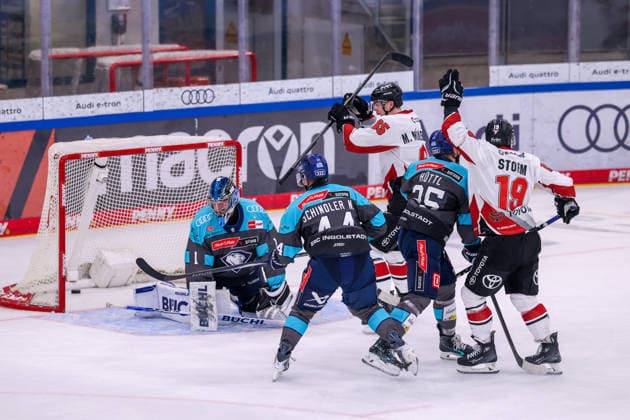 Ingolstadt, Germany, October 4, 2026 PENNY DEL 2026–2027, Game 6: ERC Ingolstadt vs. Kölner Haie. Pictured from the right: goal scorer Frederik Storm of KEC scores the goal to make it 1–3. Copyright: xFotostandx xSchäferx