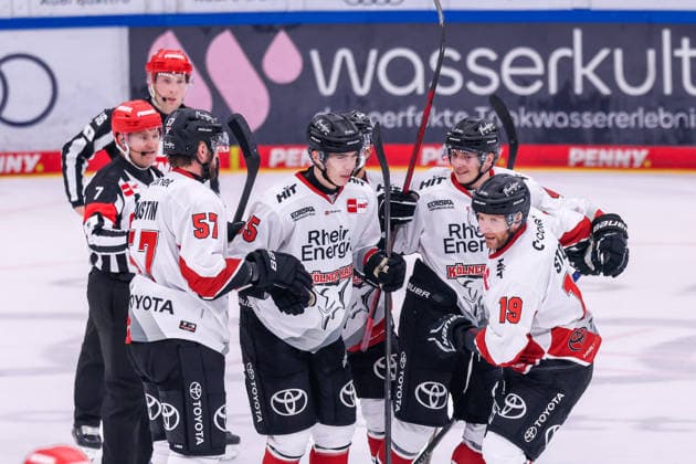 Ingolstadt, Germany, October 4, 2026 PENNY DEL 2026–2027, Game 6: ERC Ingolstadt vs. Kölner Haie. Pictured in the huddle: goal scorer Frederik Storm of KEC celebrates the goal that made the score 1–3 with his teammates, Copyright: xFotostandx xSchäferx