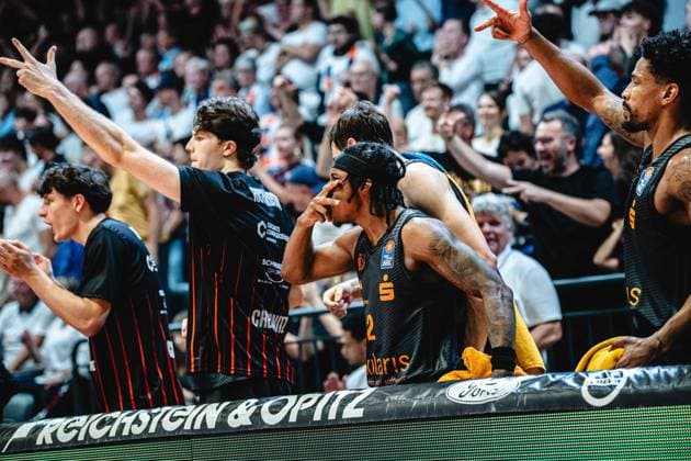 easycredit BBL Basketball Bundesliga 2026–2027, Matchday 4: Science City Jena vs. NINERS Chemnitz on October 4, 2026. The Chemnitz players celebrate the buzzer-beating 3-pointer at halftime at Sparkassen Arena.