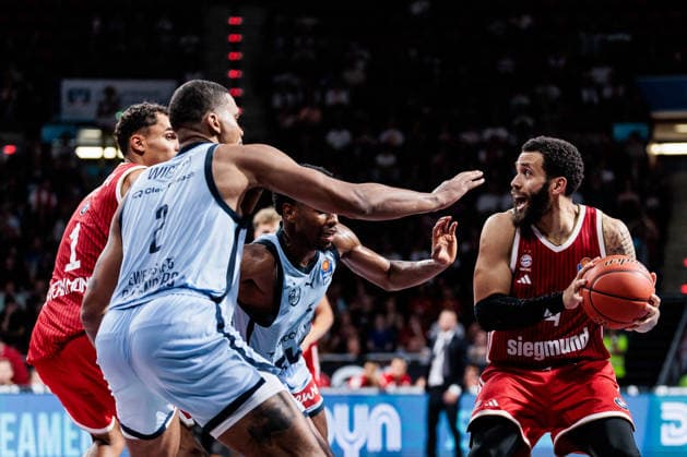 easyCredit Basketball Bundesliga FC Bayern Munich vs. EWE Baskets Oldenburg, October 4, 2026, Duane Washington (FC Bayern Munich), No. 4 on the ball against Demajeo Wiggins of EWE Baskets Oldenburg, No. 2, and Jeremy Roach of EWE Baskets Oldenburg, No. 5 easyCredit Basketball Bundesliga FC Bayern Munich vs. EWE Baskets Oldenburg, Munich, BMW Park on October 4, 2026 Copyright: xBEAUTIFULxSPORTS Wunderlx