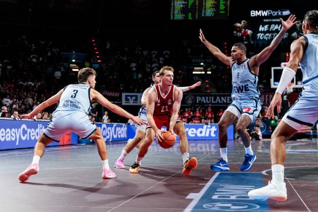 easyCredit Basketball Bundesliga FC Bayern Munich vs. EWE Baskets Oldenburg, October 4, 2026 Justus Hollatz, FC Bayern Munich, 21 with the ball against Zachary Ensminger of EWE Baskets Oldenburg, 3, and Demajeo Wiggins of EWE Baskets Oldenburg, 2. easyCredit Basketball Bundesliga: FC Bayern Munich vs. EWE Baskets Oldenburg, Munich, BMW Park, October 4, 2026 Copyright: xBEAUTIFULxSPORTS Wunderlx