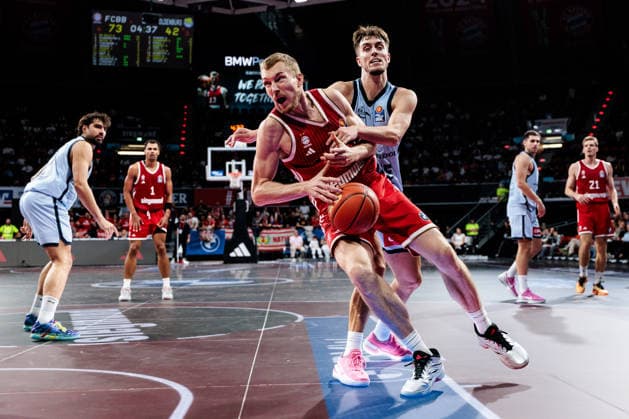 easyCredit Basketball Bundesliga FC Bayern Munich vs. EWE Baskets Oldenburg, October 4, 2026: Niels Giffey of FC Bayern Munich (No. 5) is fouled by Zachary Ensminger of EWE Baskets Oldenburg (No. 3). easyCredit Basketball Bundesliga FC Bayern Munich vs. EWE Baskets Oldenburg, Munich, BMW Park on October 4, 2026 Copyright: xBEAUTIFULxSPORTS Wunderlx