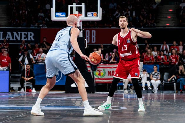 easyCredit Basketball Bundesliga FC Bayern Munich vs. EWE Baskets Oldenburg, October 4, 2026; Andreas Andi Obst of FC Bayern Munich, No. 13, with the ball against Seth Hinrichs of EWE Baskets Oldenburg, No. 21; easyCredit Basketball Bundesliga FC Bayern Munich vs. EWE Baskets Oldenburg, Munich, BMW Park on October 4, 2026 Copyright: xBEAUTIFULxSPORTS Wunderlx