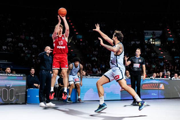 easyCredit Basketball Bundesliga FC Bayern Munich vs. EWE Baskets Oldenburg, October 4, 2026; Justinian Jessup (FC Bayern Munich), 10 field goals, three-pointers, against Marcel Keßen (EWE Baskets Oldenburg), 15; easyCredit Basketball Bundesliga FC Bayern Munich vs. EWE Baskets Oldenburg, Munich, BMW Park on October 4, 2026 Copyright: xBEAUTIFULxSPORTS Wunderlx