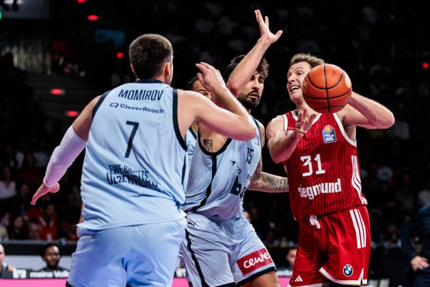 easyCredit Basketball Bundesliga FC Bayern Munich vs. EWE Baskets Oldenburg, October 4, 2026 Rokas Jokubaitis of FC Bayern Munich, No. 31, with the ball against Marcel Keßen of EWE Baskets Oldenburg, No. 15 easyCredit Basketball Bundesliga FC Bayern Munich vs. EWE Baskets Oldenburg, Munich, BMW Park on October 4, 2026 Copyright: xBEAUTIFULxSPORTS Wunderlx