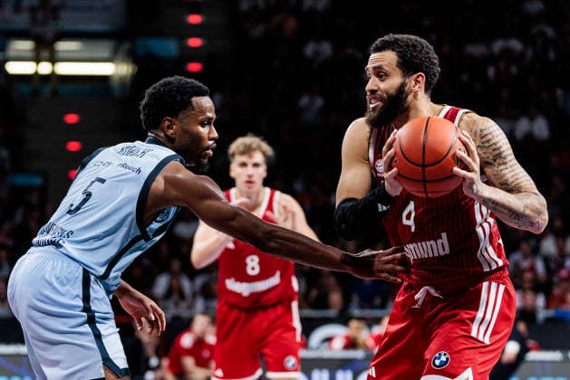 easyCredit Basketball Bundesliga FC Bayern Munich vs. EWE Baskets Oldenburg, October 4, 2026 Duane Washington of FC Bayern Munich, No. 4, with the ball against Jeremy Roach of EWE Baskets Oldenburg, No. 5 easyCredit Basketball Bundesliga FC Bayern Munich vs. EWE Baskets Oldenburg, Munich, BMW Park on October 4, 2026 Copyright: xBEAUTIFULxSPORTS Wunderlx