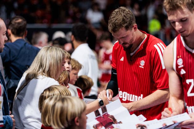 easyCredit Basketball Bundesliga: FC Bayern Munich vs. EWE Baskets Oldenburg, October 4, 2026. Andreas Andi Obst of FC Bayern Munich, No. 13, signs autographs after the game. easyCredit Basketball Bundesliga: FC Bayern Munich vs. EWE Baskets Oldenburg, Munich, BMW Park, October 4, 2026 Copyright: xBEAUTIFULxSPORTS Wunderlx