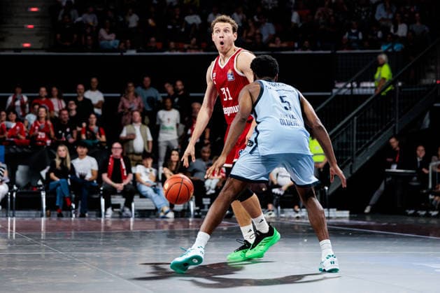easyCredit Basketball Bundesliga FC Bayern Munich vs. EWE Baskets Oldenburg, October 4, 2026 Rokas Jokubaitis of FC Bayern Munich, No. 31, with the ball against Jeremy Roach of EWE Baskets Oldenburg, No. 5 easyCredit Basketball Bundesliga FC Bayern Munich vs. EWE Baskets Oldenburg, Munich, BMW Park on October 4, 2026 Copyright: xBEAUTIFULxSPORTS Wunderlx