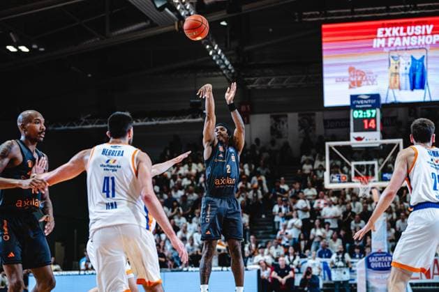 easycredit BBL Basketball Bundesliga 2026–2027, Matchday 4: Science City Jena vs. NINERS Chemnitz on October 4, 2026—Stefan Smith of Chemnitz taking a shot at Sparkassen Arena