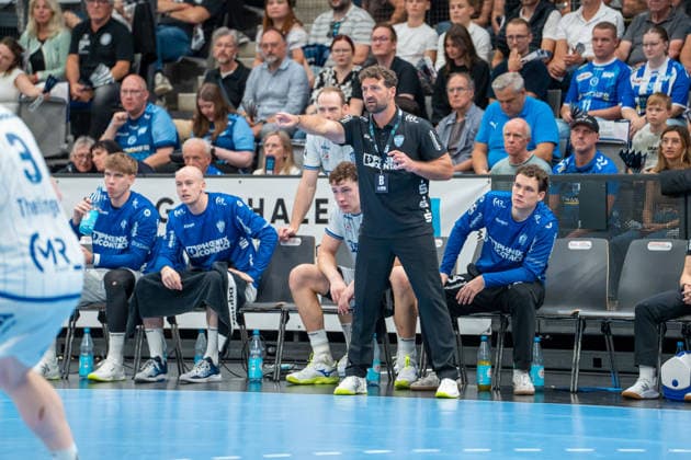 Handball I Men I 2026–2027 Season I Bundesliga I Matchday 6 I TVB Stuttgart vs. TBV Lemgo Lippe I October 4, 2026 Florian Kehrmann, coach of TBV Lemgo Lippe, with Janis Pavels Valkovskis (26) behind him, TBV Lemgo Lippe, Leve Carstensen, 21, TBV Lemgo Lippe, Joel Willecke, 24, TBV Lemgo Lippe, and Constantin Möstl, 1, TBV Lemgo Lippe; Stuttgart Porsche Arena, Baden-Württemberg, Germany Copyright: xLobeca MaxxPetershansx