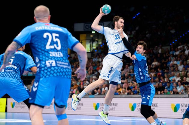 Stuttgart HBL 26 27 TVB Stuttgart TBV Lemgo (from left) in a one-on-one matchup: Hendrik Wagner (TBV Lemgo) and Philipp Meyer (Stuttgart Bittenfeld) at the Porsche Arena in Baden-Württemberg, Germany