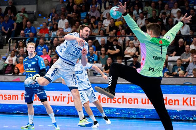 Stuttgart HBL 26 27 TVB Stuttgart TBV Lemgo (from left) Hendrik Wagner (TBV Lemgo), goalkeeper Mateusz Kornecki, Stuttgart Bittenfeld Porsche Arena, Baden-Württemberg, Germany