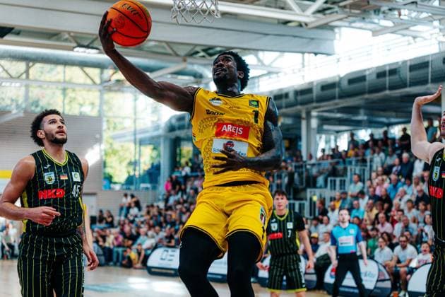 Collin Metcalf Medikamente per Klick Bayreuth, 45 Philip Alston Kreisbau Kirchheim Knights, 01 GER, Kreisbau Kirchheim Knights vs. Medikamente per Klick Bayreuth, Barmer 2 Basketball Bundesliga, Matchday 3, 2026–2027 Season, October 4, 2026 GER, Kreisbau Kirchheim Knights vs. Medikamente per Klick Bayreuth, Barmer 2 Basketball Bundesliga, Matchday 3, 2026–2027 Season, October 4, 2026 Kirchheim u Teck Copyright: xEibner-Pressefoto NinaxSanderx EP_NSR