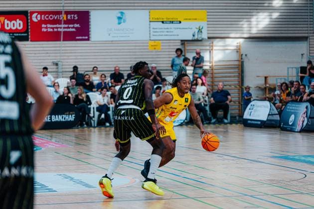 Joshua Bonga Medikamente per Klick Bayreuth, 00 CJ Hines Kreisbau Kirchheim Knights, 02 GER, Kreisbau Kirchheim Knights vs. Medikamente per Klick Bayreuth, Barmer 2 Basketball Bundesliga, Matchday 3, 2026–2027 Season, October 4, 2026 GER, Kreisbau Kirchheim Knights vs. Medikamente per Klick Bayreuth, Barmer 2 Basketball Bundesliga, Matchday 3, 2026–2027 Season, October 4, 2026 Kirchheim and Teck Copyright: xEibner-Pressefoto NinaxSanderx EP_NSR