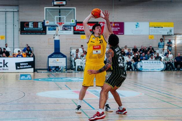 Nicolas Bretzel, Kreisbau Kirchheim Knights, 21; Collin Metcalf, Medikamente per Klick Bayreuth, 45; GER, Kreisbau Kirchheim Knights vs. Medikamente per Klick Bayreuth, Barmer 2 Basketball Bundesliga, Matchday 3, 2026–2027 season, October 4, 2026 GER, Kreisbau Kirchheim Knights vs. Medikamente per Klick Bayreuth, Barmer 2 Basketball Bundesliga, Matchday 3, 2026–2027 season, October 4, 2026 Kirchheim u Teck Copyright: xEibner-Pressefoto NinaxSanderx EP_NSR