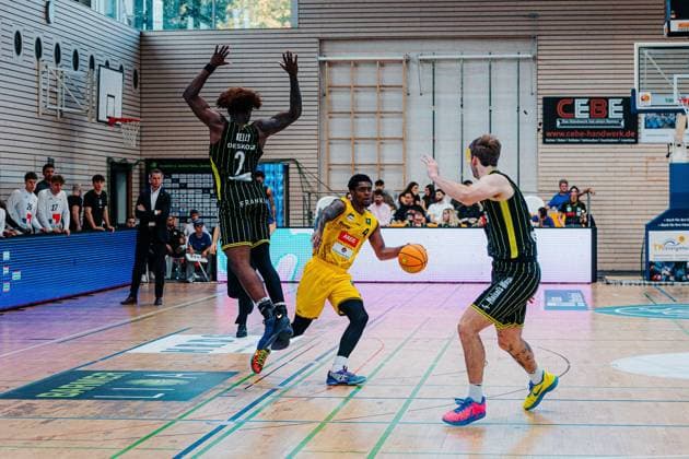 Taje Kelly Medikamente per Klick Bayreuth, 02 Desmond Watson Kreisbau Kirchheim Knights, 04 GER, Kreisbau Kirchheim Knights vs. Medikamente per Klick Bayreuth, Barmer 2 Basketball Bundesliga, Matchday 3, 2026–2027 Season, October 4, 2026 GER, Kreisbau Kirchheim Knights vs. Medikamente per Klick Bayreuth, Barmer 2 Basketball Bundesliga, Matchday 3, 2026–2027 season, October 4, 2026 Kirchheim and Teck Copyright: xEibner-Pressefoto NinaxSanderx EP_NSR