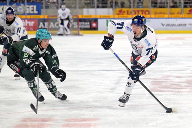 Tristan Keck (EC Kassel Huskies), No. 71, battling for the puck against Dominik Klein (Bietigheim Steelers), No. 15; Bietigheim Steelers vs. EC Kassel Huskies, ice hockey, DEL 2, Game 6 of the regular season, 2026–2027 season, October 4, 2026: Bietigheim Steelers vs. EC Kassel Huskies, ice hockey, DEL 2, Game 6 of the regular season, 2026–2027 season, October 4, 2026, Bietigheim Copyright: xEibner-Pressefotox EP_TBR