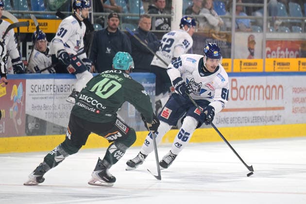 Darren Mieszkowski (EC Kassel Huskies), No. 66, battles for the puck against Tim Schuele (Bietigheim Steelers), No. 40; Bietigheim Steelers vs. EC Kassel Huskies, Ice Hockey, DEL 2, Game 6 of the regular season, 2026–2027 season, October 4, 2026 Bietigheim Steelers vs. EC Kassel Huskies, ice hockey, DEL 2, Game 6 of the regular season, 2026–2027 season, October 4, 2026, Bietigheim Copyright: xEibner-Pressefotox EP_TBR
