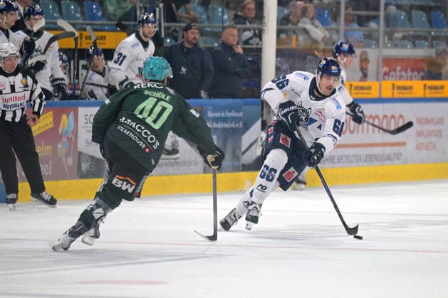 Darren Mieszkowski (EC Kassel Huskies), No. 66, battles for the puck against Tim Schuele (Bietigheim Steelers), No. 40; Bietigheim Steelers vs. EC Kassel Huskies, Ice Hockey, DEL 2, Game 6 of the regular season, 2026–2027 season, October 4, 2026 Bietigheim Steelers vs. EC Kassel Huskies, ice hockey, DEL 2, Game 6 of the regular season, 2026–2027 season, October 4, 2026, Bietigheim Copyright: xEibner-Pressefotox EP_TBR