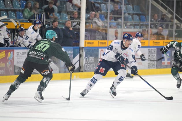 Darren Mieszkowski of the EC Kassel Huskies (No. 66) battles for the puck with Tim Schuele of the Bietigheim Steelers (No. 40). Bietigheim Steelers vs. EC Kassel Huskies, ice hockey, DEL 2, Game 6 of the regular season, 2026–2027 season, October 4, 2026 Bietigheim Steelers vs. EC Kassel Huskies, ice hockey, DEL 2, Game 6 of the regular season, 2026–2027 season, October 4, 2026, Bietigheim Copyright: xEibner-Pressefotox EP_TBR