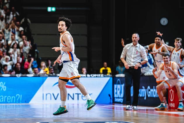 easycredit BBL Basketball Bundesliga 2026–2027, Matchday 4: Science City Jena vs. NINERS Chemnitz on October 4, 2026. Jena’s Isaiah Moses celebrates a 3-pointer; in the background, the bench cheers at Sparkassen Arena.