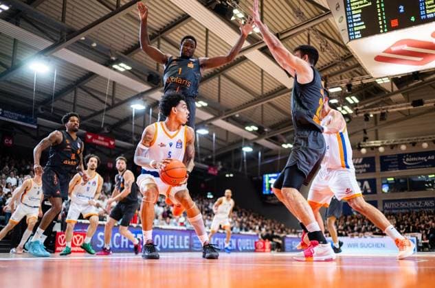 BASKETBALL EASYCREDIT BBL MATCHDAY 4 SCIENCE CITY JENA NINERS CHEMNITZ ** FOR EDITORIAL PURPOSES ONLY ** EDITORIAL USE ONLY ** p 04 10 2026 Jena Basketball easyCredit BBL 1 Basketball Bundesliga Season 2026–2027 Matchday 4 Sparkassen Arena Science City Jena NINERS Chemnitz in the photo: Terrence Edwards Jr. 5 Science City Jena in a duel with Phlandrous Fleming Jr. 1 NNINERS Chemnitz in Germany, Thuringia, Jena. Copyright SaschaxFromm Copyright: SaschaxFromm doc87vvwbtkklt165dlhenn ,EDITORIAL USE ONLY Copyright: SaschaxFromm