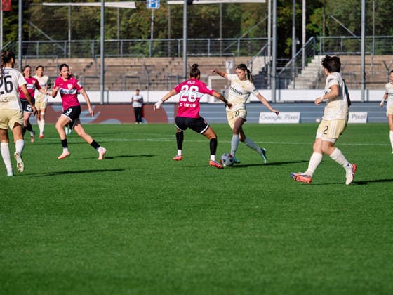 Tackle: Eileen Michelle Campbell (1 FC Union Berlin, 10) holds onto the ball against Nicole Billa (VfB Stuttgart, 26); ball retention, shielding, ball control, physical play, dynamism, offensive play, GER, soccer, VfB Stuttgart vs. 1 FC Union Berlin, Google Pixel Women’s Bundesliga, Matchday 6, Stuttgart, 2026–2027 season, October 4, 2026 GER, soccer, VfB Stuttgart vs. 1 FC Union Berlin, Google Pixel Women s Bundesliga, Matchday 6, Stuttgart, 2026–2027 season, October 4, 2026 Stuttgart Copyright: xCarstenxSchweringx EP_CSG