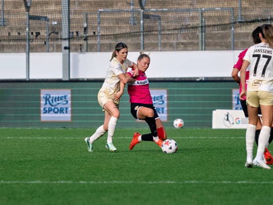 Tackle: Eileen Michelle Campbell (1. FC Union Berlin, 10) vs. Janina Hechler (VfB Stuttgart, 16); running duel, sprint duel, ball possession; GER, soccer, VfB Stuttgart vs. 1. FC Union Berlin, Google Pixel Women s Bundesliga, Matchday 6, Stuttgart, 2026–2027 season, October 4, 2026 GER, soccer, VfB Stuttgart vs. 1 FC Union Berlin, Google Pixel Women’s Bundesliga, Matchday 6, Stuttgart, 2026–2027 season, October 4, 2026, Stuttgart Copyright: xCarstenxSchweringx EP_CSG
