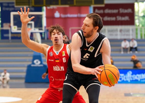 Craig Moller (ETB Miners Essen), 6 vs. Jasper Guenther (RheinStars Cologne), 6 GER, ETB Miners Essen vs. RheinStars Cologne, Barmer 2 Basketball Bundesliga, ProA, Matchday 3, 2026–27 Season, Sporthalle am Hallo, Essen, October 4, 2026 ETB Miners Essen vs. RheinStars Cologne, ProA, Matchday 3, 2026–27 Season, October 4, 2026 Essen Copyright: xEibner-Pressefoto ScottxColemanx EP_SCN