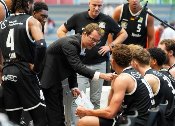 Lars Wendt, head coach of the ETB Miners Essen, speaks with his team during a timeout. GER, ETB Miners Essen vs. RheinStars Cologne, Barmer 2 Basketball Bundesliga, ProA, Matchday 3, 2026–27 season, Sporthalle am Hallo, Essen, October 4, 2026 ETB Miners Essen vs. RheinStars Cologne, ProA, Matchday 3, 2026–27 season, October 4, 2026 Essen Copyright: xEibner-Pressefoto ScottxColemanx EP_SCN
