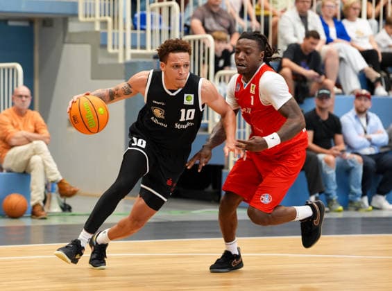 Isaiah Sanders (ETB Miners Essen), No. 10, in a one-on-one battle with Antonio Williams (RheinStars Cologne), No. 1 GER, ETB Miners Essen vs. RheinStars Cologne, Barmer 2 Basketball Bundesliga, ProA, Matchday 3, 2026–27 Season, Sporthalle am Hallo, Essen, October 4, 2026 ETB Miners Essen vs. RheinStars Cologne, ProA, Matchday 3, 2026–27 season, October 4, 2026 Essen Copyright: xEibner-Pressefoto ScottxColemanx EP_SCN