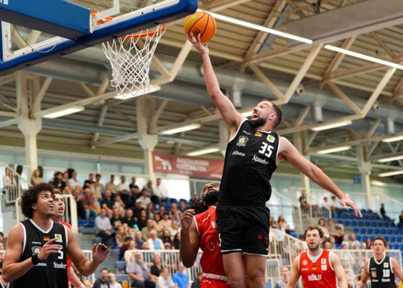 JJ Mann of ETB Miners Essen, 35, drives to the basket and shoots. GER, ETB Miners Essen vs. RheinStars Cologne, Barmer 2 Basketball Bundesliga, ProA, Matchday 3, 2026–27 Season, Sporthalle am Hallo, Essen, October 4, 2026 ETB Miners Essen vs. RheinStars Cologne, ProA, Matchday 3, 2026–27 season, October 4, 2026 Essen Copyright: xEibner-Pressefoto ScottxColemanx EP_SCN