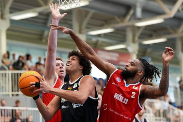 Benjamin Uzoma (ETB Miners Essen, No. 5) battles Kris Monroe (RheinStars Cologne, No. 2) under the basket, GER, ETB Miners Essen vs. RheinStars Cologne, Barmer 2 Basketball Bundesliga, ProA, Matchday 3, 2026–27 Season, Sporthalle am Hallo, Essen, October 4, 2026 ETB Miners Essen vs. RheinStars Cologne, ProA, Matchday 3, 2026–27 season, October 4, 2026 Essen Copyright: xEibner-Pressefoto ScottxColemanx EP_SCN