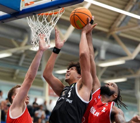 Benjamin Uzoma (ETB Miners Essen, No. 5) battles Kris Monroe (RheinStars Cologne, No. 2) under the basket, GER, ETB Miners Essen vs. RheinStars Cologne, Barmer 2 Basketball Bundesliga, ProA, Matchday 3, 2026–27 Season, Sporthalle am Hallo, Essen, October 4, 2026 ETB Miners Essen vs. RheinStars Cologne, ProA, Matchday 3, 2026–27 season, October 4, 2026 Essen Copyright: xEibner-Pressefoto ScottxColemanx EP_SCN