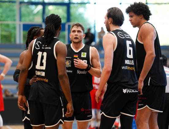 Marc Friederici (ETB Miners Essen), 30, and his teammates during a timeout in Germany; ETB Miners Essen vs. RheinStars Cologne, Barmer 2 Basketball Bundesliga, ProA, Matchday 3, 2026–27 season, Sporthalle am Hallo, Essen, October 4, 2026 ETB Miners Essen vs. RheinStars Cologne, ProA, Matchday 3, 2026–27 season, October 4, 2026 Essen Copyright: xEibner-Pressefoto ScottxColemanx EP_SCN