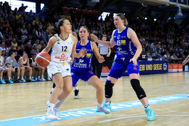 October 4, 2026, Germany, GER, DEU, Basketball, DBBL, 1st Bundesliga, Day 1, 2026–2027 Season, Berlin, ALBA Berlin vs. Marburg Lena Gohlisch ALBA Berlin 12, Sara Guerreiro BC Marburg 13, Allyson Christensen BC Marburg 45 nordphoto GmbH Engler Berlin Soemmeringhalle Berlin Germany Copyright: xNordphotox xEnglerx